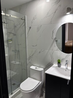 Handtücher, Seife, Toilettenpapier