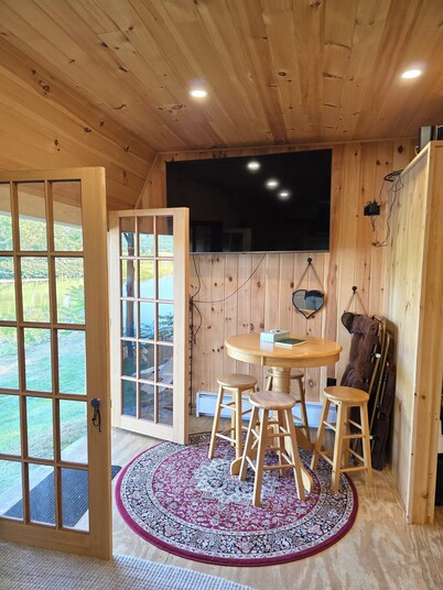 Riverside Cabin - Great Location, Beautiful Views.