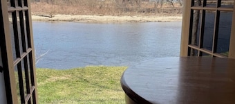 Riverside Cabin - Great Location, Beautiful Views.