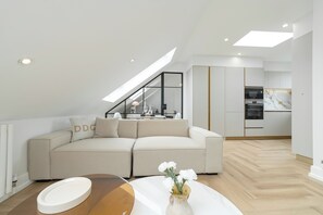 Living area - Bright & Stylish Flat Near Wimbledon – Your London Escape Awaits! (Morden)