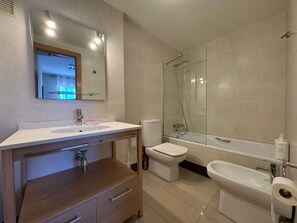 Dusch, hårtork och handdukar