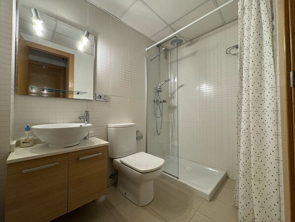 Dusch, hårtork och handdukar