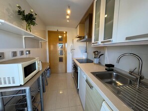 冷蔵庫、電子レンジ、オーブン、コンロ