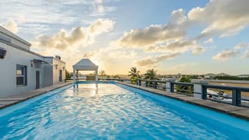 Piscine extérieure, chaises longues