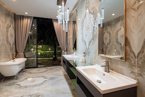 Dusche, Haartrockner, Bidet, Handtücher