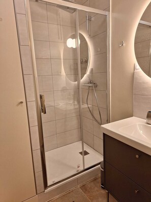 Shower, towels, soap, toilet paper