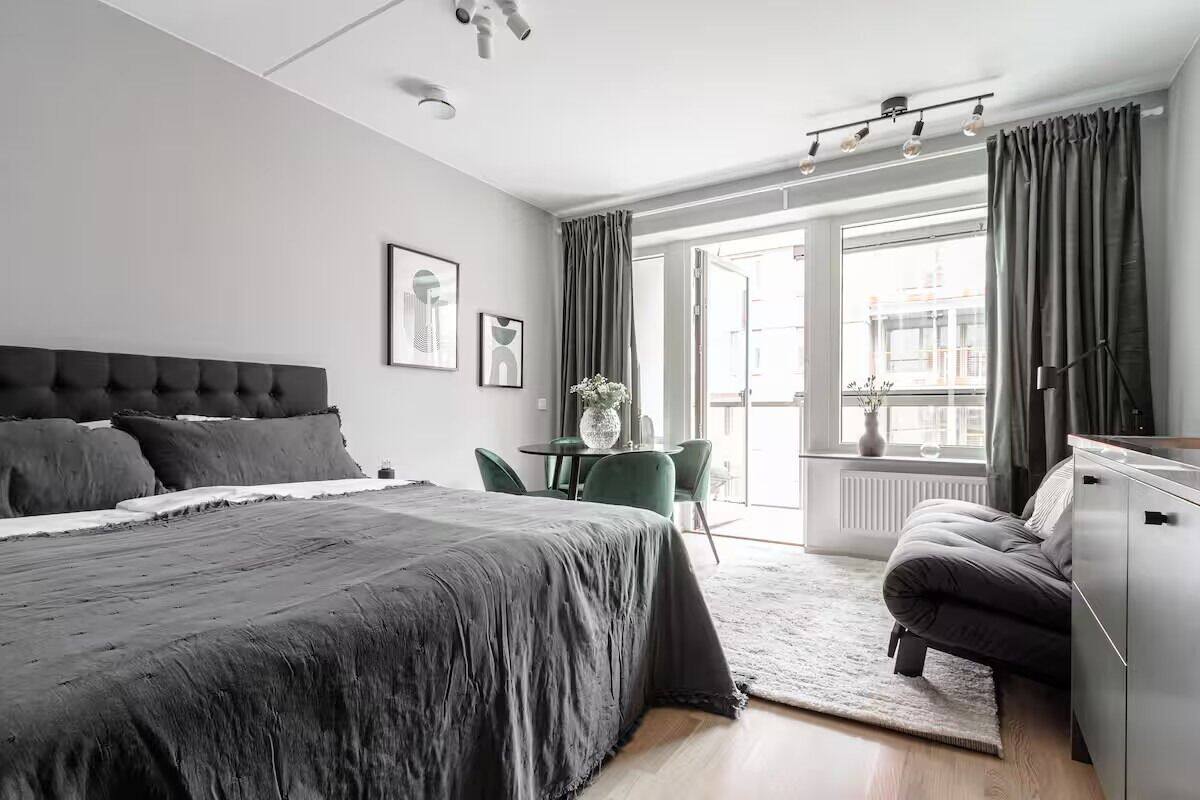 Une chambre à coucher moderne avec un grand lit, un bureau et un canapé.