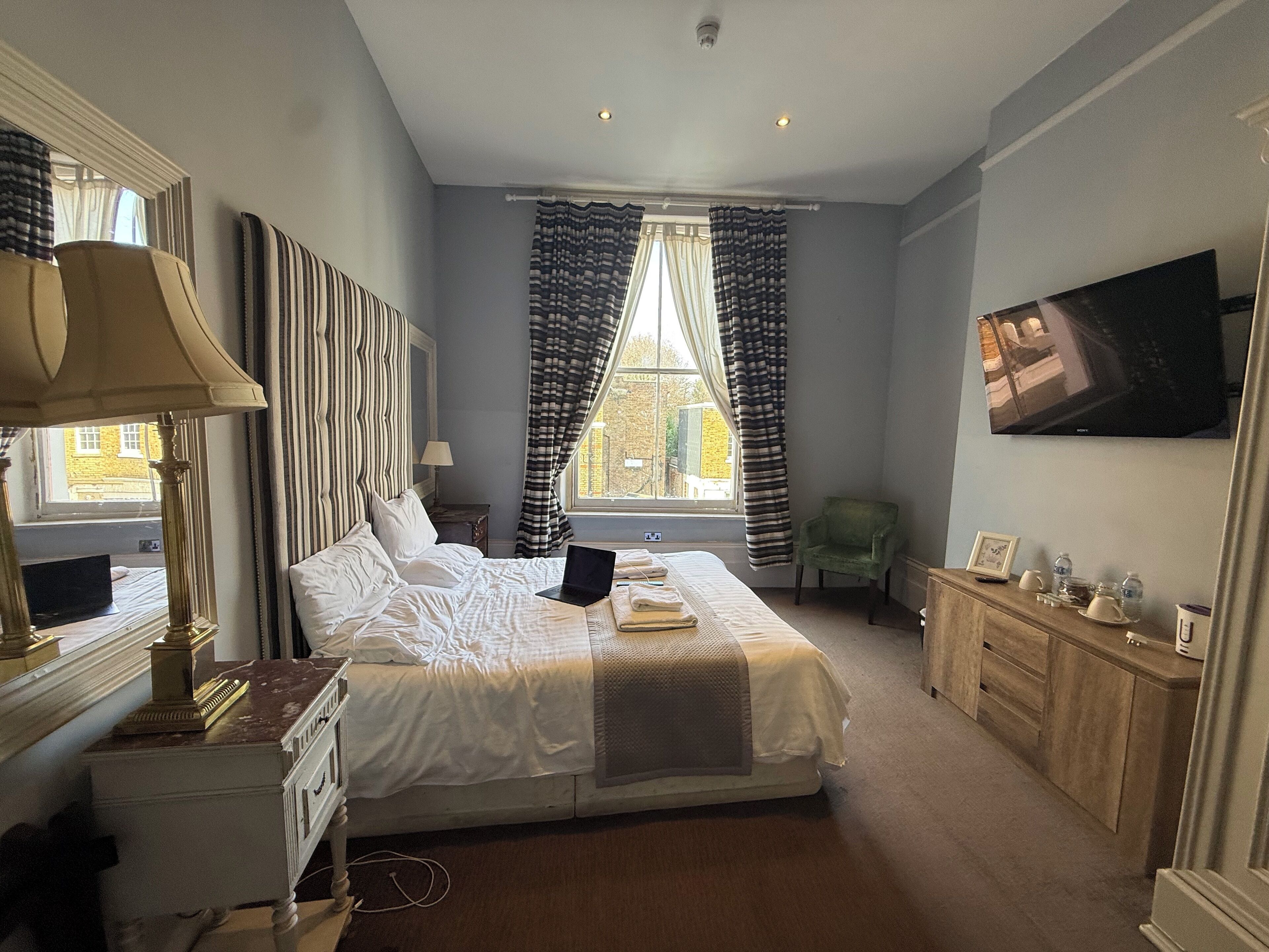 Blendingsgardiner, strykejern/-brett og wi-fi (inkludert)