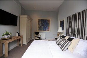 Cortinas blackout, tabla de planchar con plancha y wifi gratis 