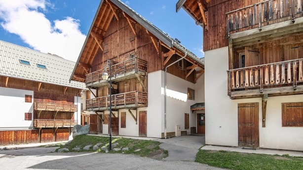 A traditional wooden building with balconies and a clear sky. - Apartment in Saint-sorlin Near Ski Slopes (Saint-Sorlin-d'Arves)