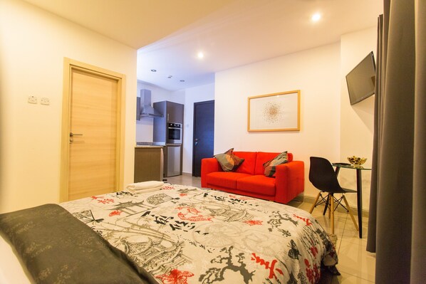 Luxury Studio, Balcony | Blackout curtains, iron/ironing board, free WiFi - Accra Luxury Apartments at Silicon (Accra)