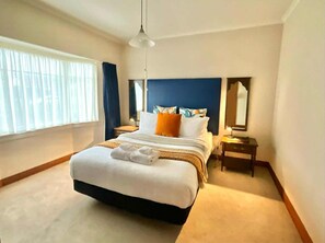 2 soverom, skrivebord, strykejern/-brett og reiseseng for barn