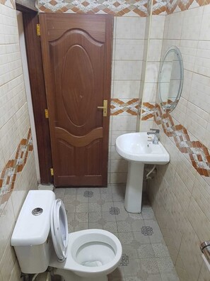 Ducha, zapatillas, toallas y jabón