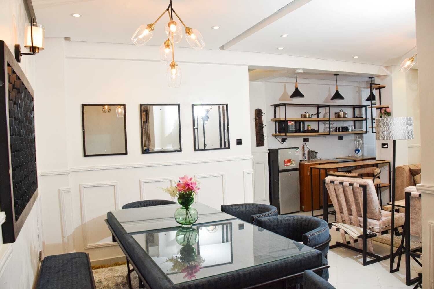 Apartamento família, vista para a cidade | Área de estar | Smart TV 32 polegadas com canais digitais