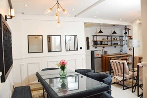 Familie appartement, uitzicht op de stad | Woonruimte | Een 32-inch smart-tv met digitale zenders