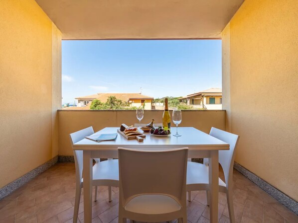 Outdoor dining - Cozy Flat Just Steps From Baia Delle Mimose (Badesi)