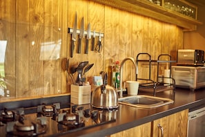 Batterie de cuisine, vaisselle et ustensiles