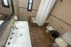 Haartrockner, Handtücher, Seife, Toilettenpapier