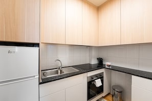 Réfrigérateur, micro-ondes, four, cafetière/bouilloire