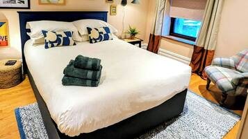 2 bedrooms, iron/ironing board, Internet, bed sheets