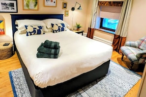 2 bedrooms, iron/ironing board, internet, bed sheets