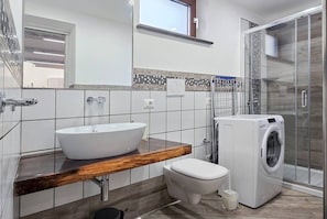 Douche, sèche-cheveux, bidet, serviettes fournies