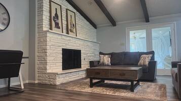 Smart-TV, Kamin, Videospiele, Stereoanlage