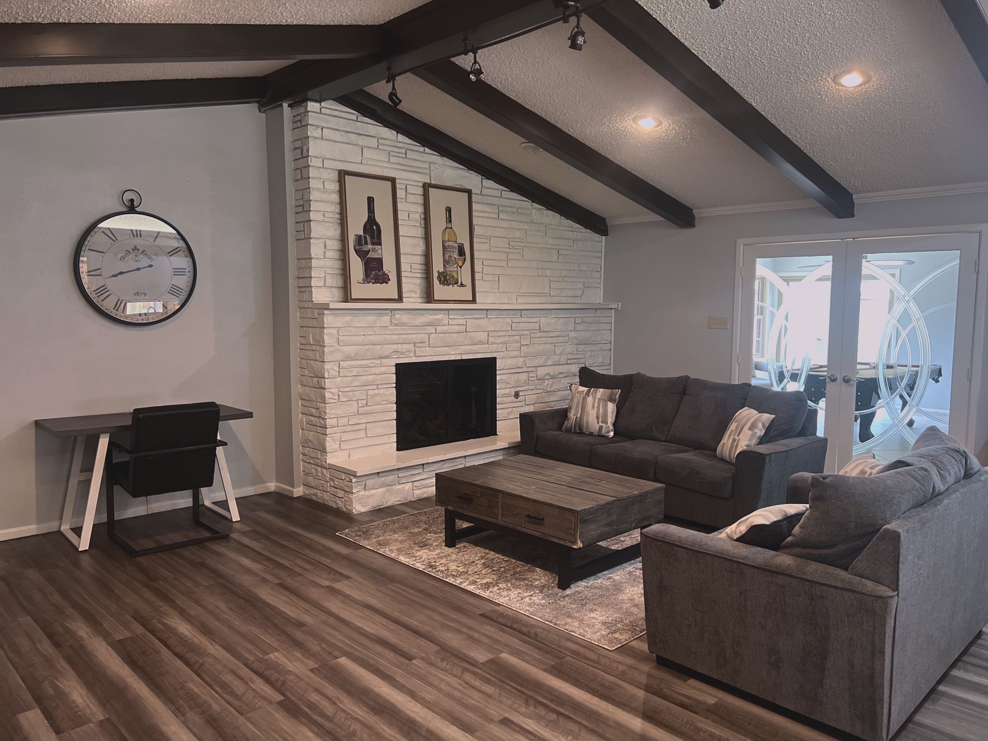 Smart TV, lareira, videogames, aparelho de som