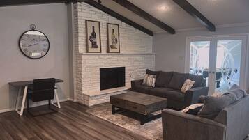 Smart TV, lareira, videogames, aparelho de som