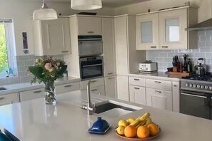 Fridge, microwave, oven, stovetop - Luxury Galway Getaway With 5 Bedrooms (Spiddal)