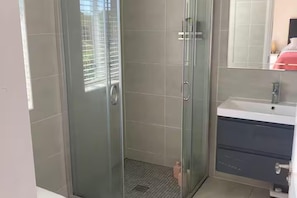 Separat badekar og bruser, dybe badekar, gratis toiletartikler