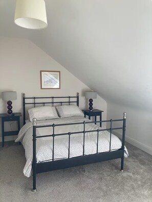 House | 5 bedrooms, iron/ironing board, free WiFi, bed sheets