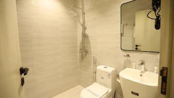 Deluxe Room | Langsir/tirai gelap terus, seterika/papan seterika, Wi-fi percuma