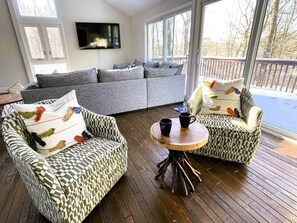 Smart TV, fireplace
