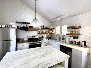 Kylskåp, mikrovågsugn, ugn och spishäll