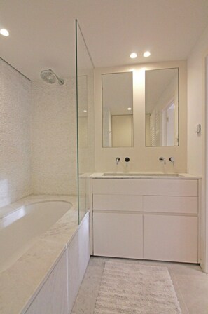 Apartment | Bathroom - Apartment in Het Zoute Near Beaches (Knokke-Heist)