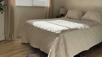 3 makuuhuonetta, työpöytä, ilmainen Wi-Fi, vuodevaatteet