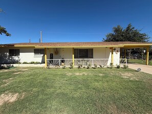 Exterior - Charming 3-bedroom house with WiFi, AC in peaceful Safford (Safford)