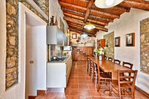 Kühlschrank, Mikrowelle, Ofen, Wasserkocher mit Kaffee-/Teezubehör