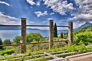 Property grounds - L'Antica Limonaia by Theater Home - with marvellous lake view and private pool (Gargnano)