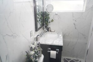 Serviettes fournies, savon, papier toilette