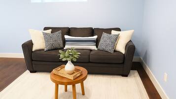 Älytelevisio, takka, pöytätennispöytä