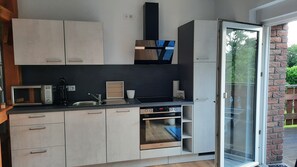 Een koelkast, een magnetron, een oven, een kookplaat