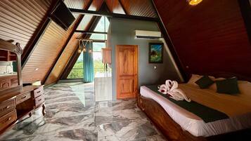 House | 2 bedrooms, desk