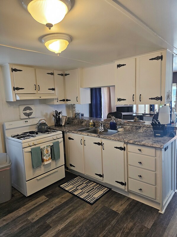 Mikrowelle, Ofen, Herdplatte, Küchenrolle