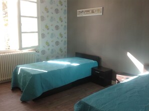 3 Schlafzimmer, Bügeleisen/Bügelbrett