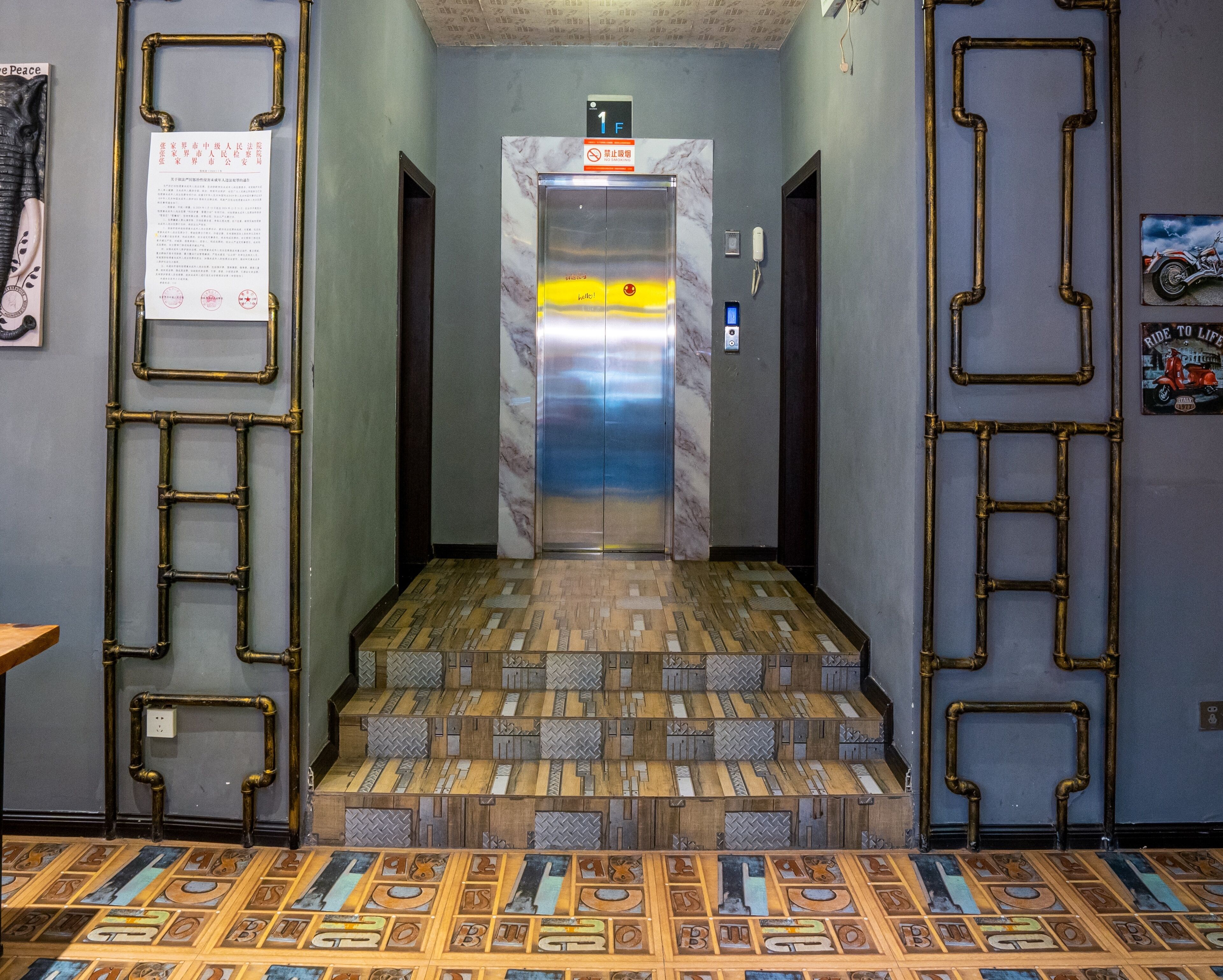 An elevator with a marble wall and a sign indicating the floor.