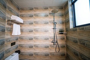 Standard Twin Room | Bathroom | Slippers