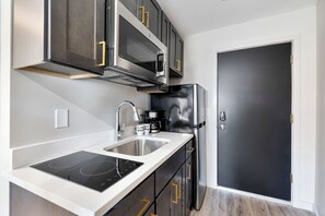 Studiosuite – classic | Eget kjøkken | Kjøleskap og mikrobølgeovn