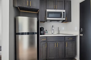 Studio Suite Deluks | Dapur pribadi | Lemari es dan microwave